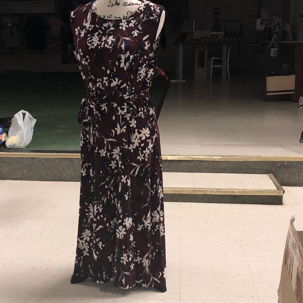 P4 Sleeveless dress with floral print